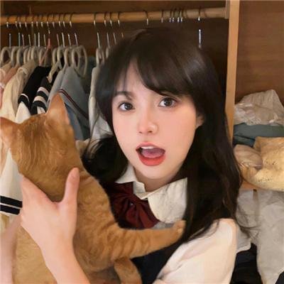 系红裤带的女人